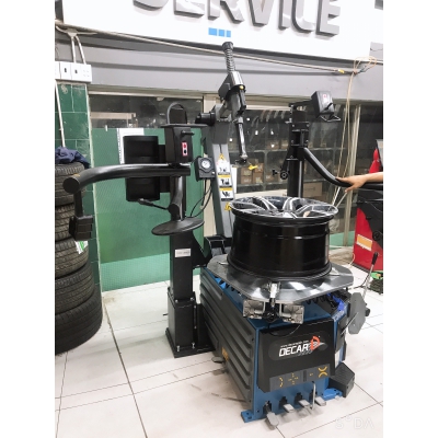 Máy ra vào lốp xe con (1 pha, màu xanh, bao gồm 2 cơ cấu tay hỗ trợ) cao cấp làm mâm lớn 28in hãng Decar  Model: TC970IT